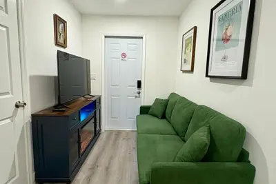 Image de 2-bedroom apartment in enchanting Hollywood with cool Ac
