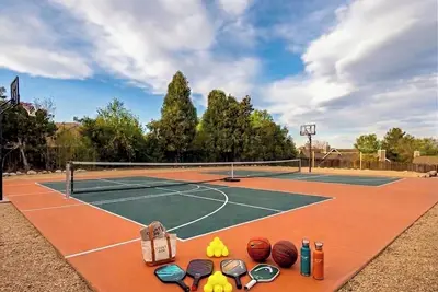 Image de 1. 7 Acre Epic Group Retreat - Pickellball, Game Room, Firepits, Hot tub!