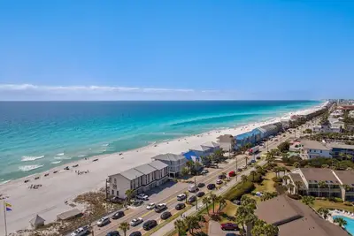 Image de Lakefront 1 br | Sleeps 5 | beach and pool steps away
