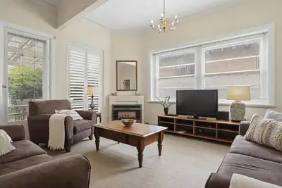 \"Selbrook\" - Walk to Town - Pet Friendly