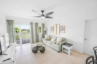 Cozy Apt, overlooks golf course w/ patio & library