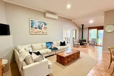 Image de Sandpiper Retreat – Coastal Comfort Just Steps from the Beach