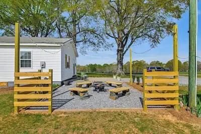 Image de Modern Farmhouse Retreat in the Crouse Countryside
