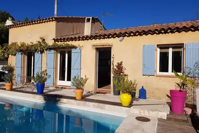 Image de Charmante maison de plain pied avec piscine dans un village provencal