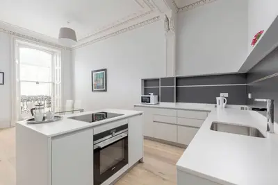 6 on Chester: Tay Apartment