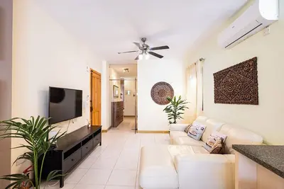 Image de Bright side seaview apartment in Sliema (Qui-Si-Sana), just steps from the promenade. 2 double bedrooms, garage, lift, and central location near cafés, restaurants, and the sea. Perfect for relaxing holidays or longer stays.