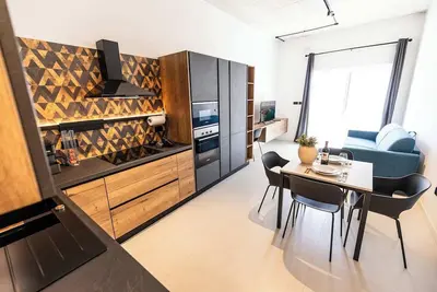 Image de Enjoy a stylish and comfortable stay in this modern apartment located in the heart of Msida, Malta. Perfect for couples, friends, or small families, the apartment accommodates up to 4 guests and is just minutes away from the island’s main attractions