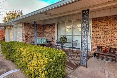 Image de Enjoy farmhouse charm in this 4-bedroom, 2-bath ranch retreat minutes from downtown Gainesville, the Frank Buck Zoo, and local parks. Sleeps up to 10 with a bright open layout, cozy country feel, and plenty of space for families or group getaways.