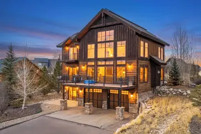 Image de 892 Saddle Ridge Ultra luxurious 4 bedroom home, views, 2 living spaces and more