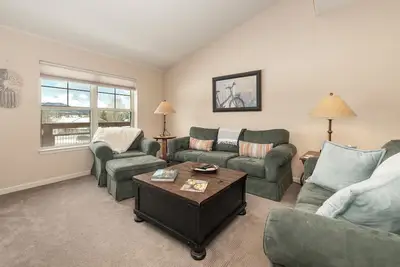 Image de Lovely remodeled, spacious 2 bedroom with mt view from the deck