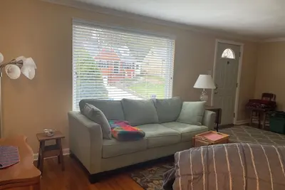 Image de 3-bedroom house with all amenities located 7 miles from downtown