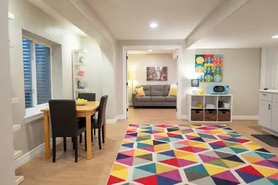 Image de Colorful and cozy 1-bedroom basement apartment