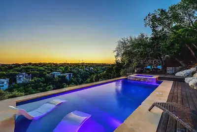 Image de New! Lakeview Luxe | Pool, Spa + Rooftop in Austin