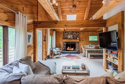 Image de Private Cabin 4br 3ba, Fire pit, Pool table, Bbq Weber, Babbling Brook, Cornhole