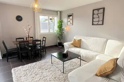 Image de Maison moderne avec terrasse et parking. \nSurplombant la ville