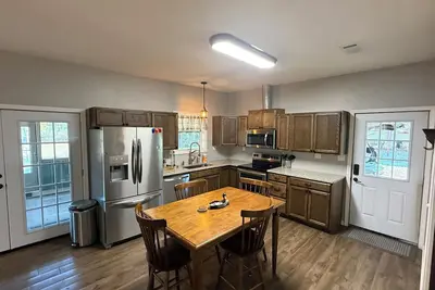 Image de 2-bedroom cabin in charming Jonesville with cool Ac