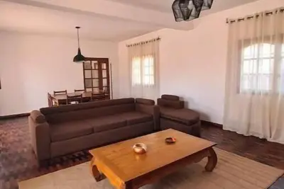 Image de Grande maison équipée, ambiance boisée, chaleureuse avec parking près aéroport