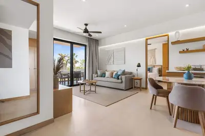 Image de Alik: Luxury 2br Apt with Views, Rooftop & Pool