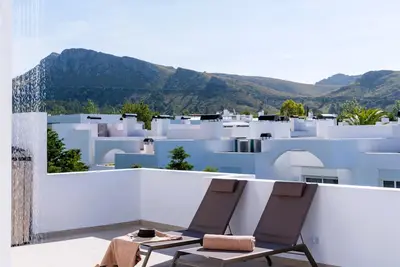 Image de Penthouse with large roof terrace near Pine Walk with a 3 tiered swimming pool