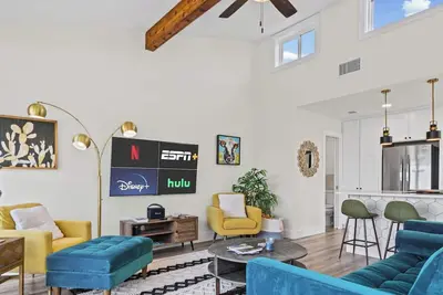 Image de Stay in Style by Lake Travis - Pet-Friendly Home Mins to Marina, Oasis & More
