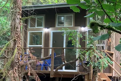 Image de Sasquatch's Tiny Treehouse on creek - old growth forest in Portland - Adventure!