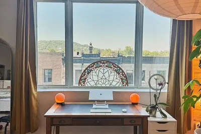 Image de Loft Feng-Shui dans le quartier Mile-End avec vue époustouflante sur Mont-Royal!