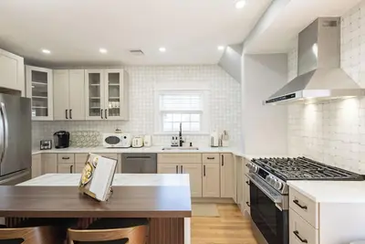 Image de Stunning 4br2ba w Parking/Near Downtown/ +Parking