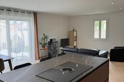 Image de Jacuzzi privé - Villa haut de gamme détente et séjour idéal à 4 personnes