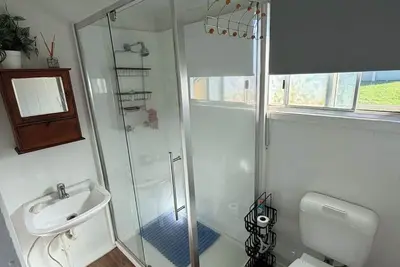 Image de Linville Cottage. This is a 100 year old cottage in town close to rail trail.