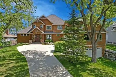 Image de High end home on Green Lake loaded w/amenities & walking distance to downtown.