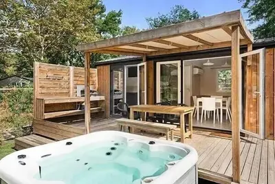 Image de Mobil-home | Ultimate | 2 Ch. | 4 pers. | Terrasse Lounge avec Jacuzzi | A/C | Tv