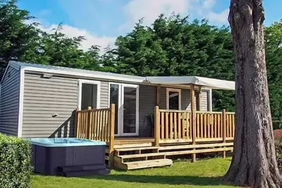 Image de Mobil-home | Premium Exclusive | 3 Ch. | 6 pers. | Terrasse Lounge avec Jacuzzi | A/C | Tv
