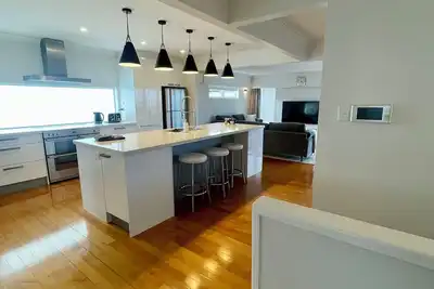 Home for 10 | Sky Tower View + Bbq | Walk to Shops