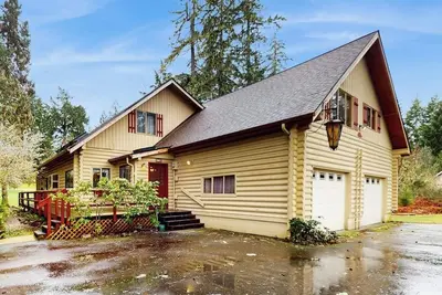 Image de Cozy home with full kitchen, large backyard & great location