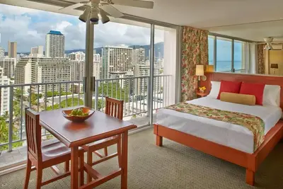 Image de City & Sea Retreat: Pool, Sauna, Rooftop Views - Your Waikiki Oasis!