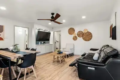 Image de Spacious home w/ pool & game room