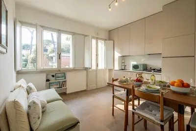 Image de Cozy 60 sqm apartment, able to accommodate up to 4 people, located on the first floor of a building with no lift. The property is located in one of the quietest and greenest areas of Tirrenia, just 1 km from the beach. The center of Pisa is only 17 km aw