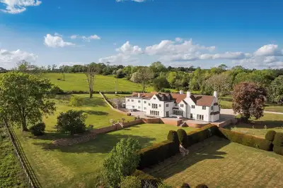 Image de A stunning Edwardian-style country residence offering contemporary luxury in a tranquil village setting. Perfect for large groups, family gatherings, or multi-generational stays