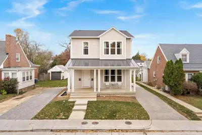 Image de Spacious 4br w/ Basement Game Room • Lux Listings