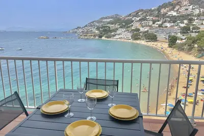 Image de Appartement à Roses avec terrasse, climatisation, parking et Wifi, à 2 pas de la plage