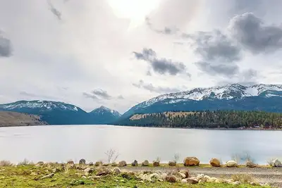 Image de Tranquil lakeview home on Wallowa Lake. Pet-friendly with new appliances, modern furniture, and stunning views. Perfect getaway!