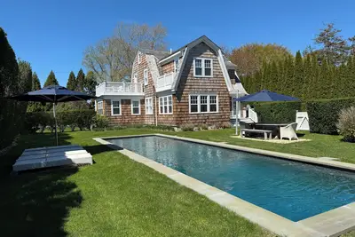 Image de Charming renovated 3 bed mini-estate in Southampton Village available in June.