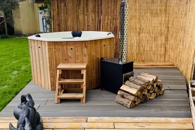 Image de Maison Chaleureuse et Bain Nordique au pied de la montage noir