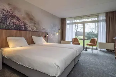 Image de Scenic & Serene Rooms: Pool, Sauna, and Trails Just Steps Away - 2 Units