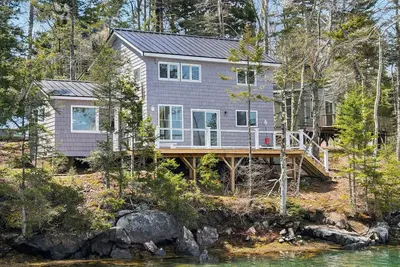 Image de “Waterfront cabin w/ private deck overlooking the ocean & amazing sunset views. ”