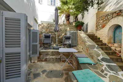 Image de Hydra studio with patio 250 meters up from port