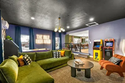 Image de Marigold Getaway | 5br | Hot Tub + Prime Location