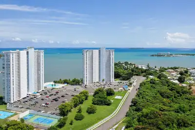 Image de Huge Salt Pool Marina Escape Ocean Views