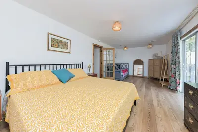 Image de Stylish Coastal Duplex A• King Bed, Trundle, Terrace, Fenced • Steps to Downtown