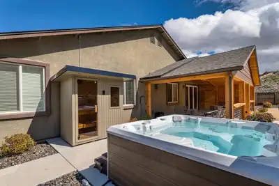 Image de Luxury Tahoe adjacent- 4-Bedroom Retreat - Family-Friendly North Reno Escape